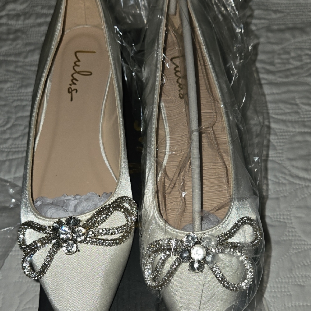 lulul's White Flats with Minimalist Design